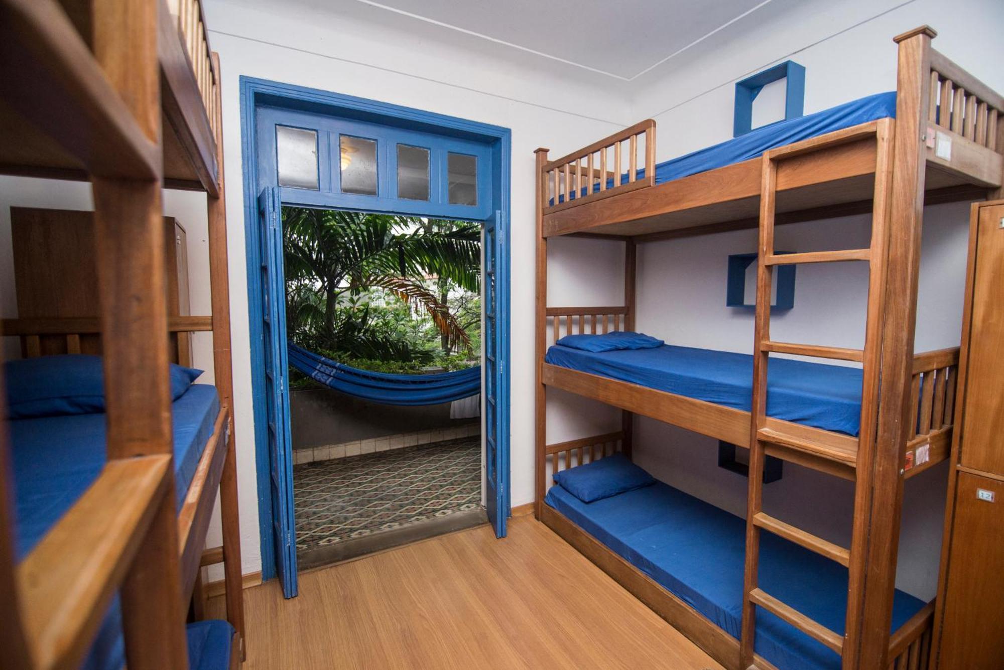 Cama en habitación compartida mixta de 9 camas con balcón
