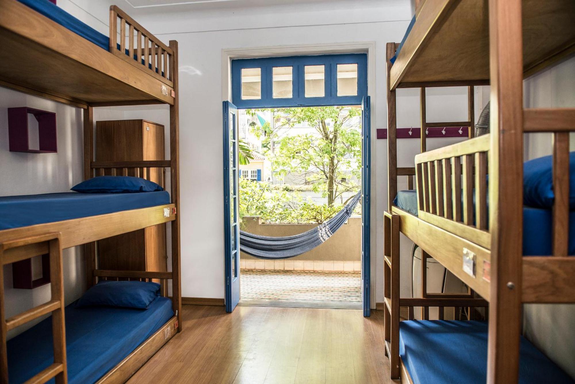 Cama en habitación compartida de 6 camas (solo mujeres) con aire acondicionado.