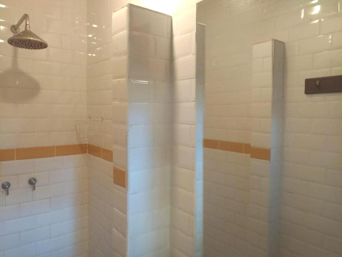 Cama en una habitación compartida mixta de 9 camas con aire acondicionado